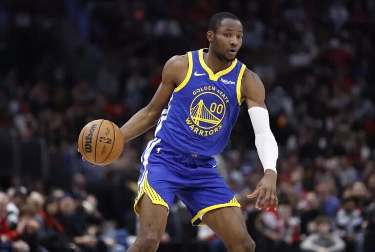 Golden State Warriors forward Jonathan Kuminga (00) dribbles during the first half against the Chicago Bulls at United Center.