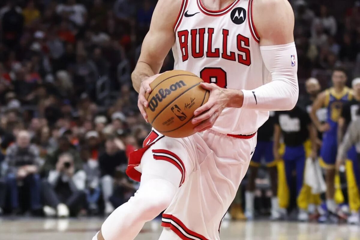 Chicago Bulls guard Zach LaVine (8) drives during the second half against the Golden State Warriors at United Center.