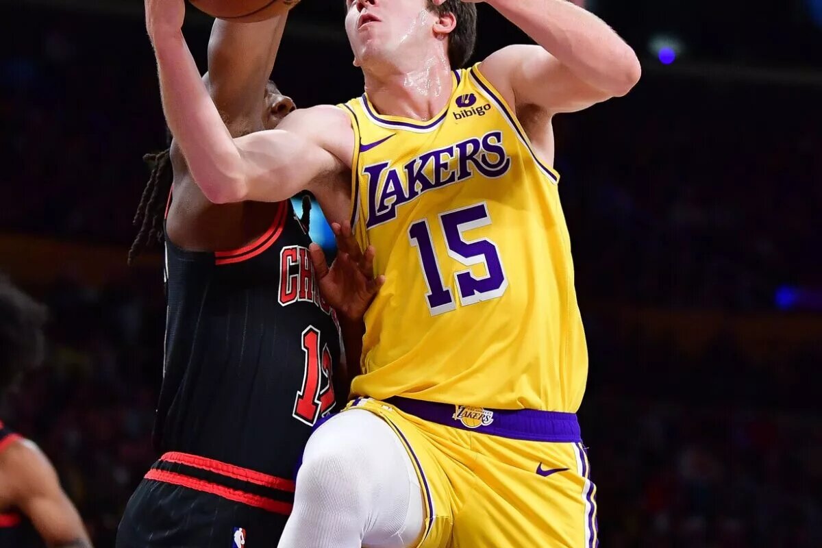 Los Angeles Lakers guard Austin Reaves (15) moves to the basket agianst Chicago Bulls guard Ayo Dosunmu (12) during the first half at Crypto.com Arena.