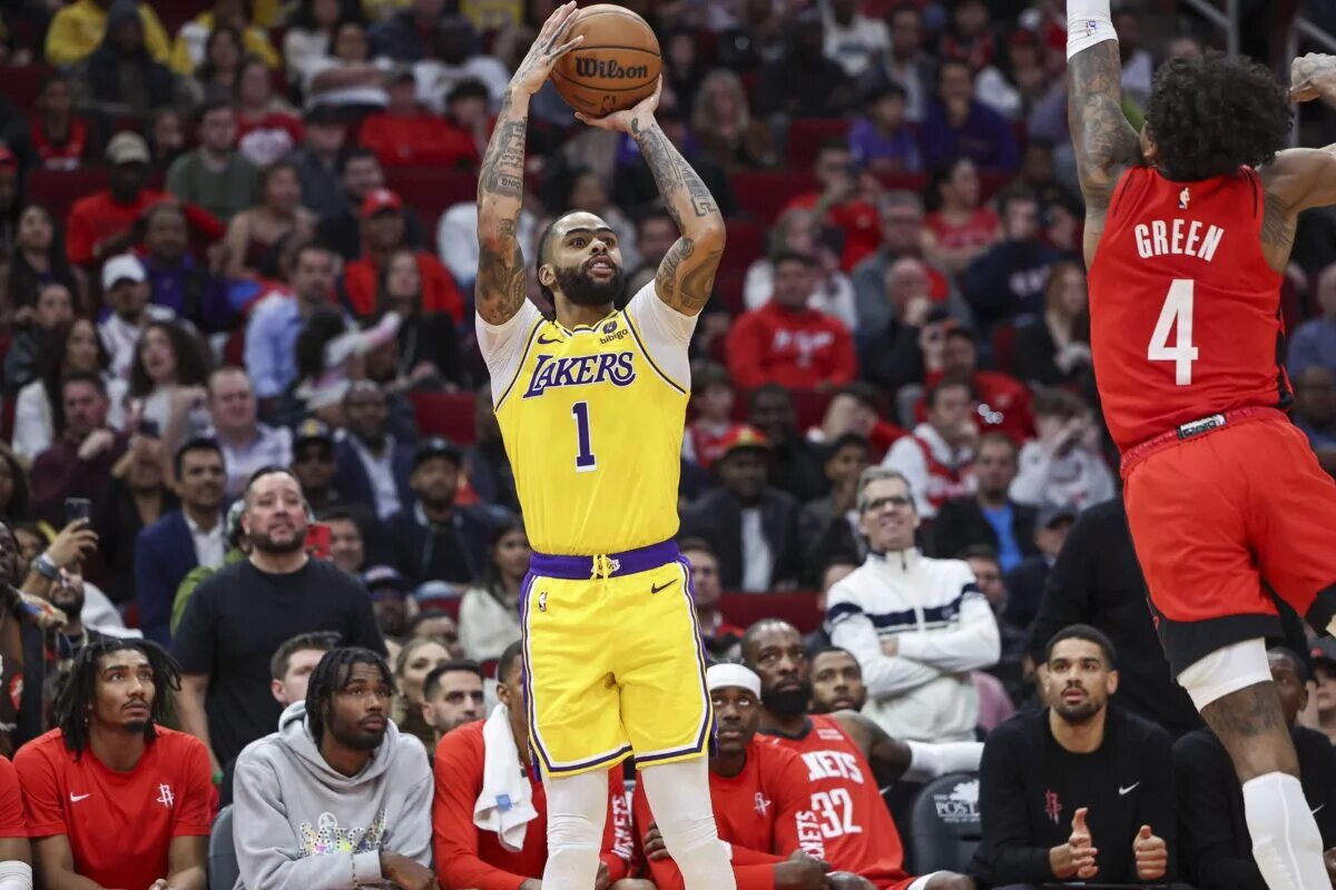 Los Angeles Lakers guard D'Angelo Russell (1) shoots the ball as Houston Rockets guard Jalen Green (4) defends during the fourth quarter at Toyota Center.