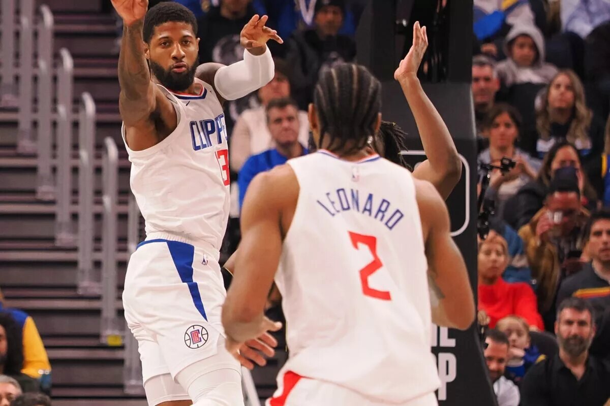 Los Angeles Clippers small forward Paul George (13) passes the ball to small forward Kawhi Leonard (2) during the second quarter against the Golden State Warriors at Chase Center.