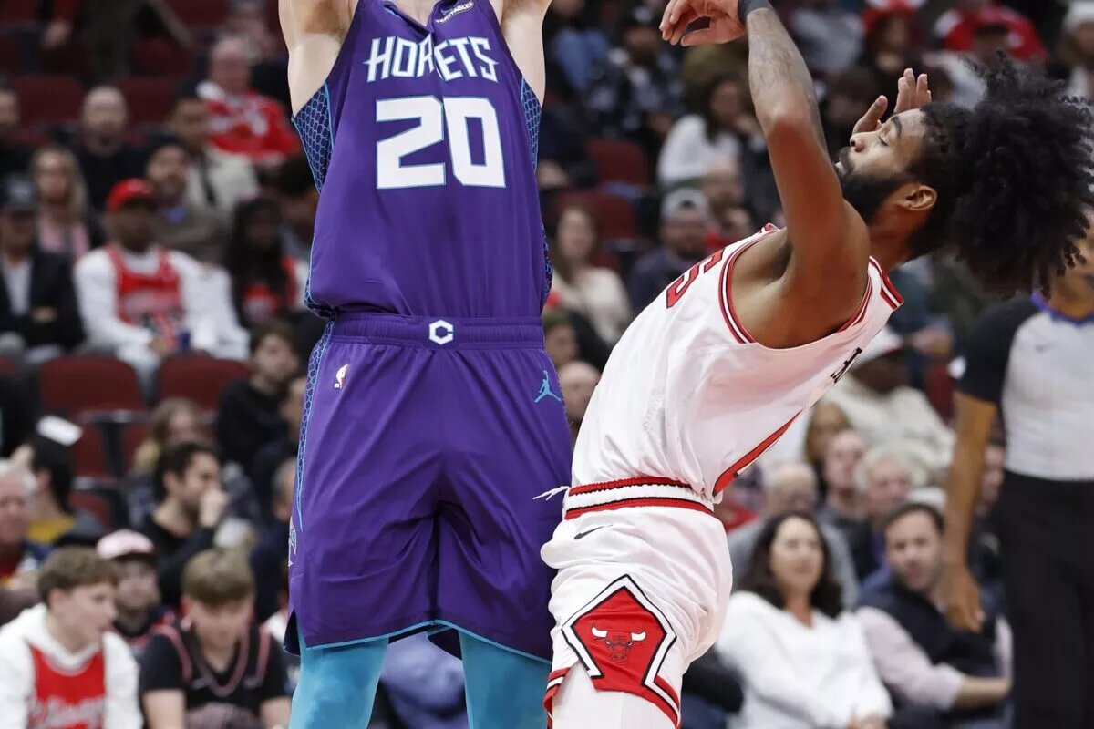 Charlotte Hornets forward Gordon Hayward (20) shoots against Chicago Bulls guard Coby White (0) during the first half at United Center.