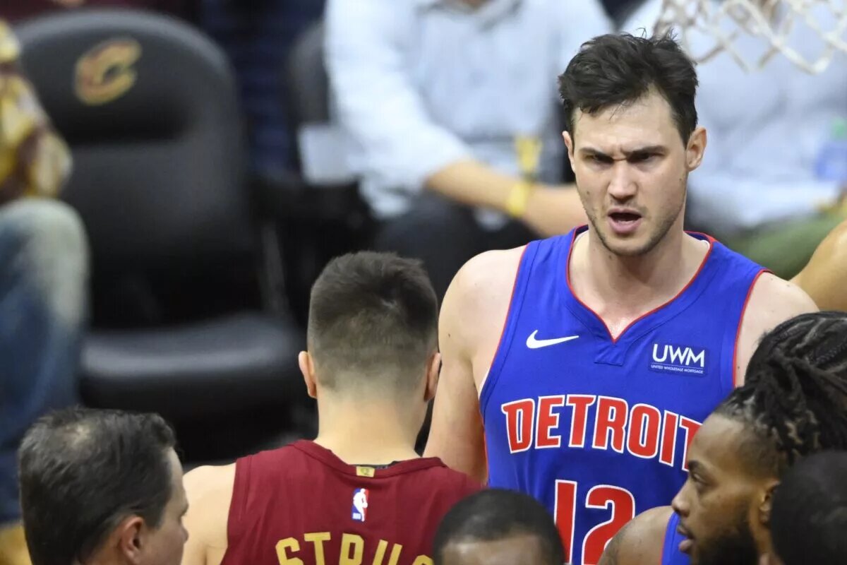 Danilo Gallinari is choosing between the Milwaukee Bucks and the LA Clippers.