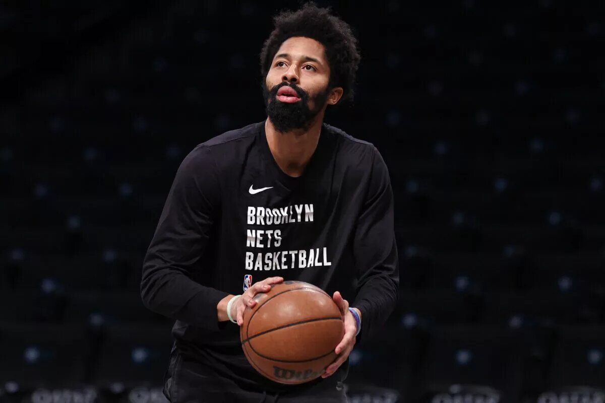 Brooklyn Nets guard Spencer Dinwiddie (26) warms up before the game against the Golden State Warriorss at Barclays Center.