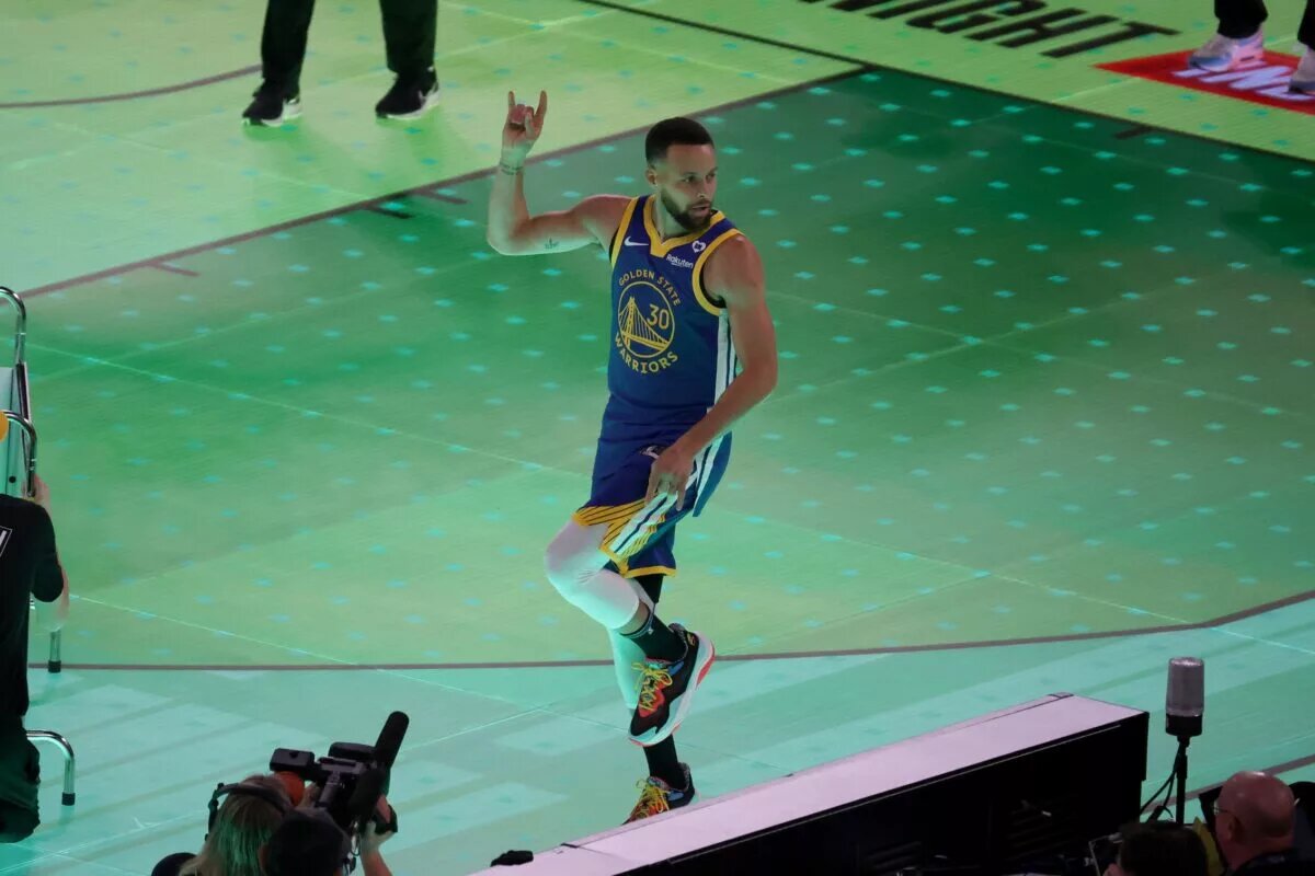 The Warriors playoff chances are riding on Steph Curry to be a hero.