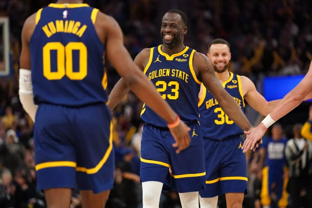 Golden State Warriors forward Draymond Green (23) smiles after the Warriors made a basket against the Los Angeles Lakers at the end of the third quarter at the Chase Center.