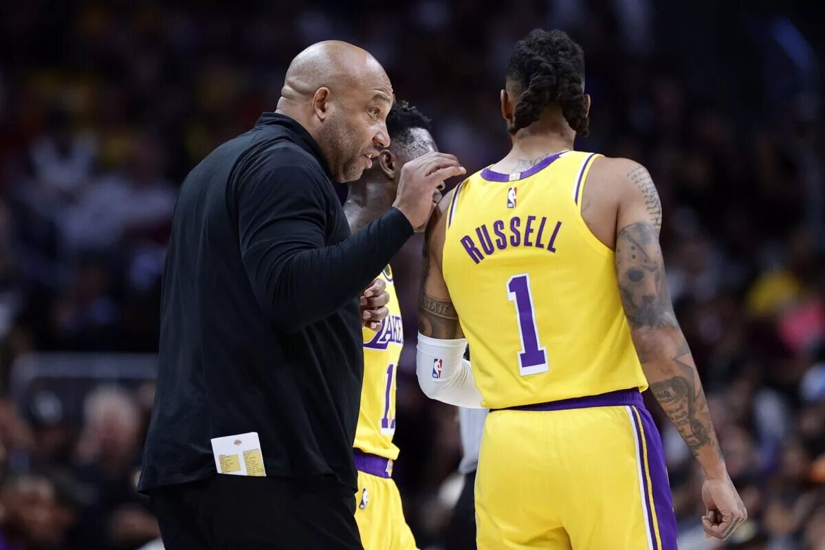 Los Angeles Lakers head coach Darvin Ham speaks to D'Angelo Russell beside Dennis Schroder