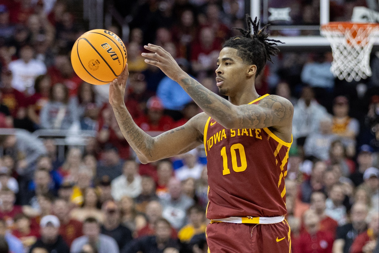 Iowa State Cyclones guard Keshon Gilbert (10) passes the ball during the second half against the Houston Cougars at T-Mobile Center. Mandatory Credit: William Purnell-USA TODAY Sports