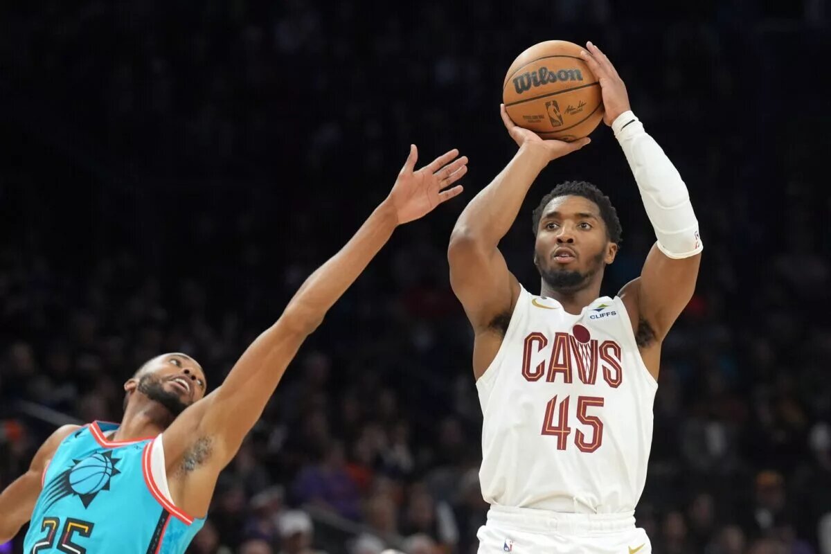 Jan 8, 2023; Phoenix, Arizona, USA; Cleveland Cavaliers guard Donovan Mitchell (45) shoots over Phoenix Suns forward Mikal Bridges (25) during the second half at Footprint Center. Mandatory Credit: Joe Camporeale-USA TODAY Sports
