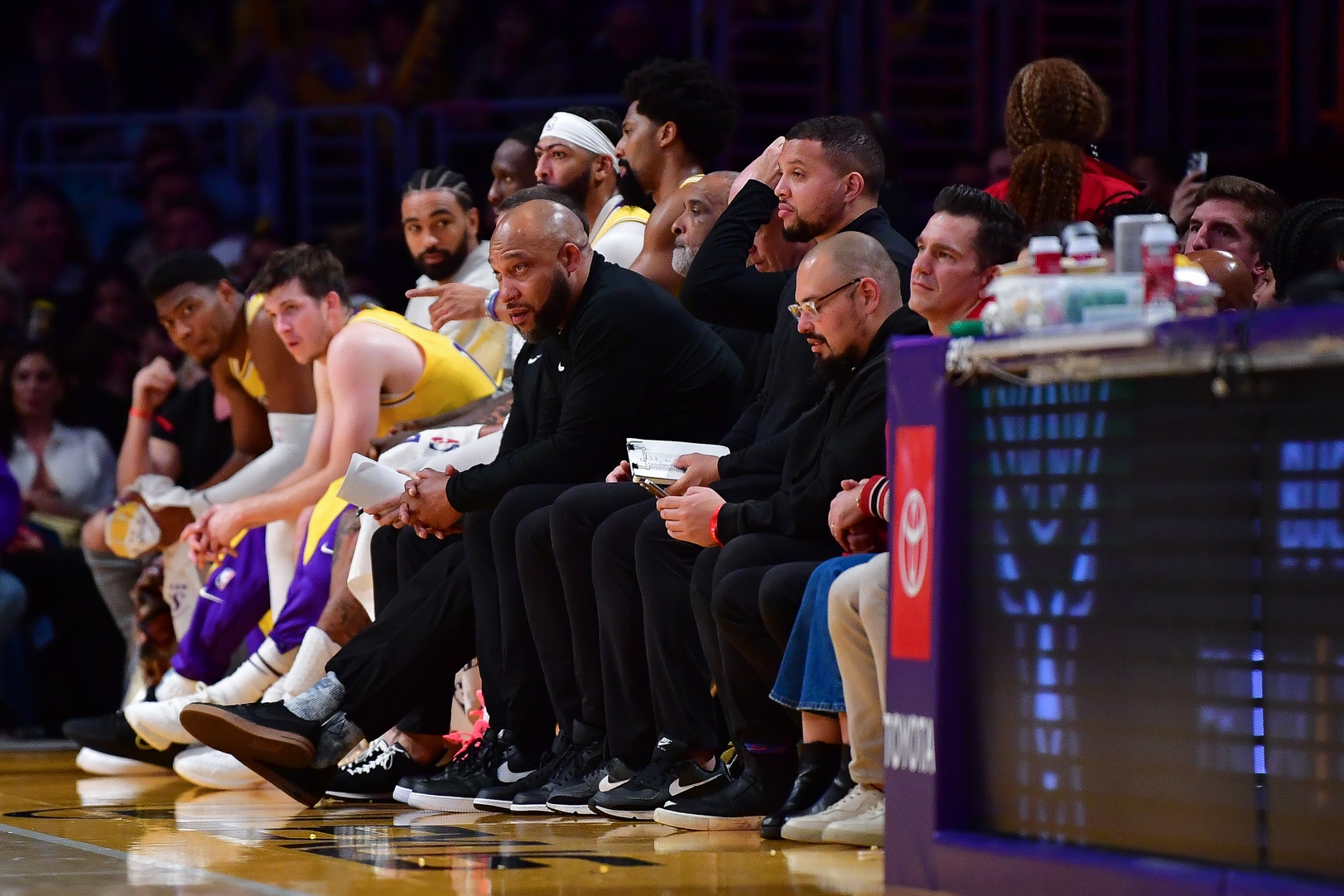 Lakers head coach Darvin Ham on bench with players