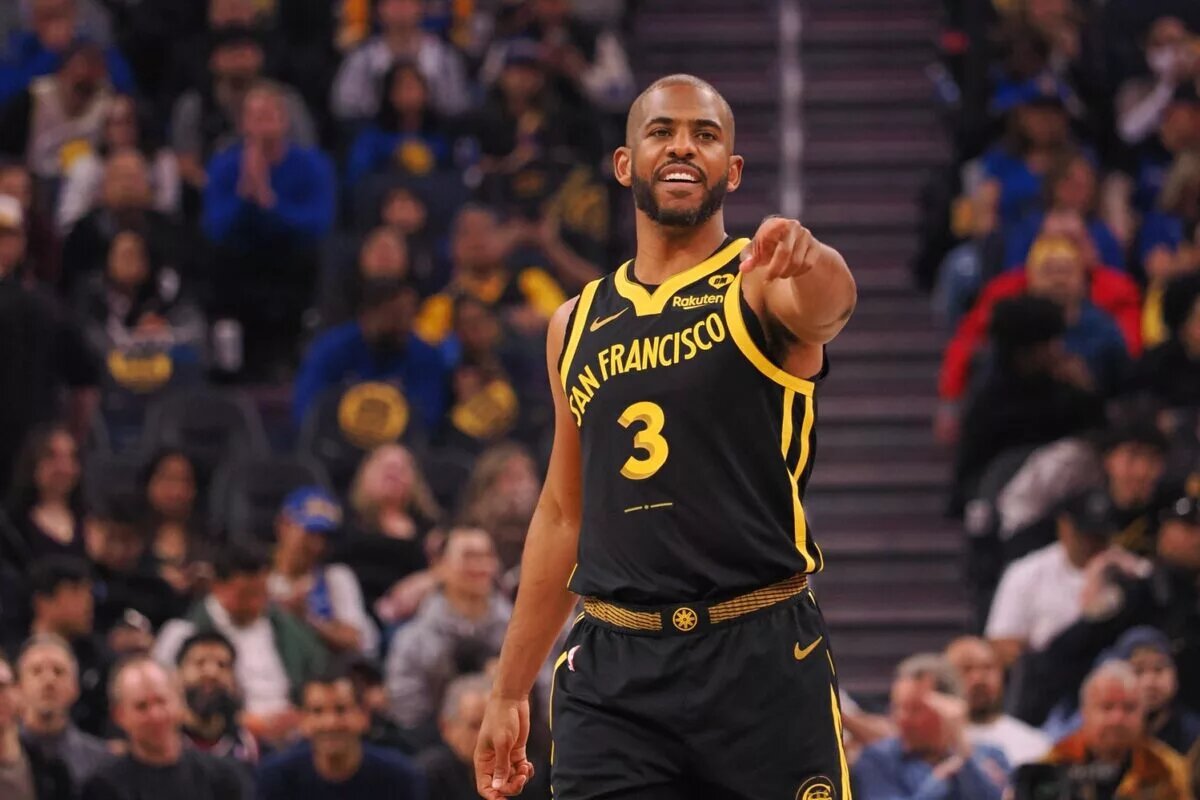 Mar 7, 2024; San Francisco, California, USA; Golden State Warriors guard Chris Paul (3) gestures to teammates during the first quarter against the Chicago Bulls at Chase Center. Mandatory Credit: Kelley L Cox-USA TODAY Sports