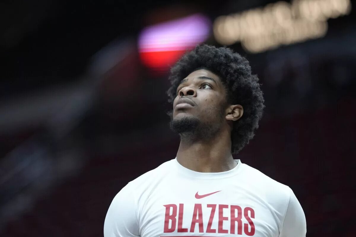 Portland Trail Blazers guard Scoot Henderson (00) warms up prior to a game against the Toronto Raptors at Moda Center.