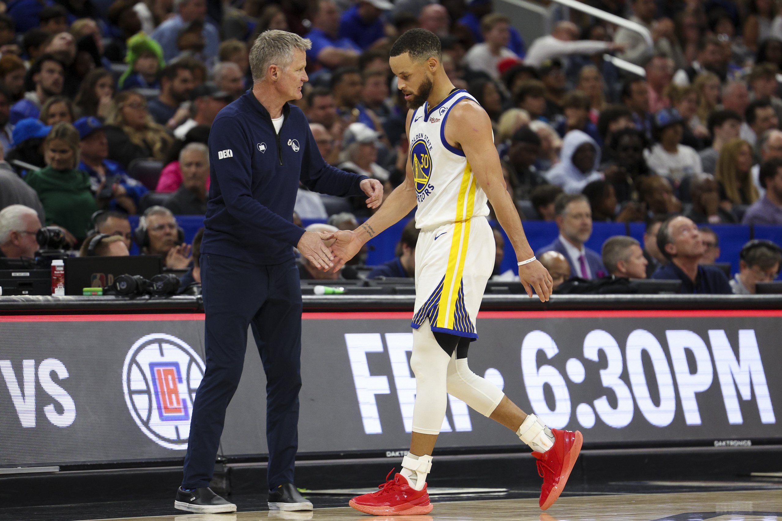Golden State Warriors head coach Steve Kerr substitutes guard Stephen Curry (30) against the Orlando Magic in the fourth quarter at the Kia Center.