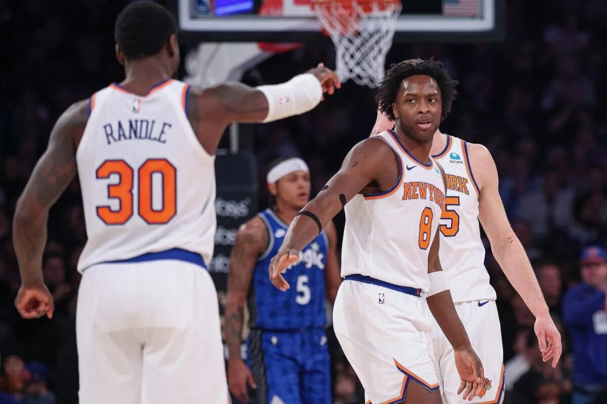 New York Knicks forward Julius Randle communicates with teammate OG Anunoby