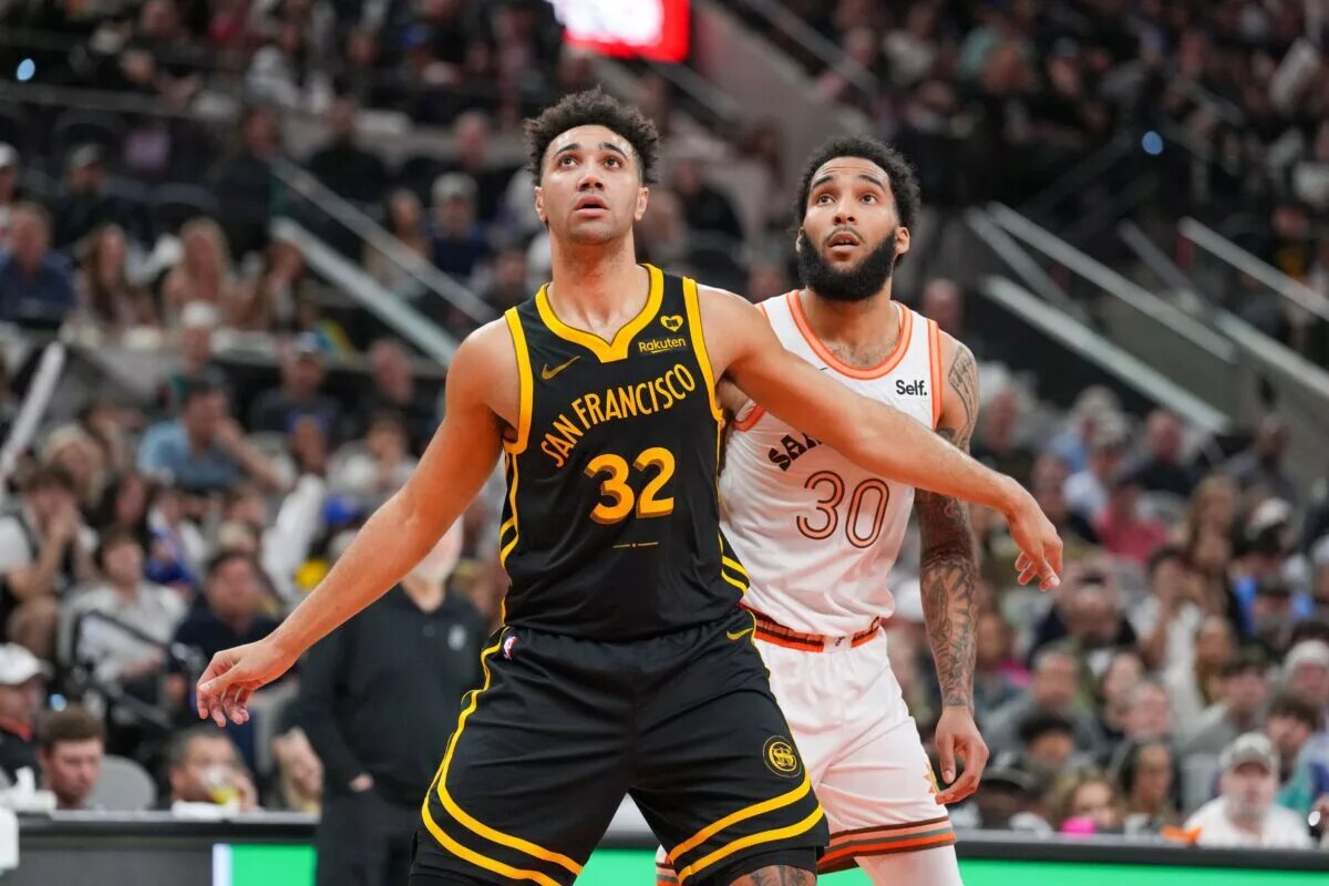 Golden State Warriors forward Trayce Jackson-Davis (32) blocks out San Antonio Spurs forward Julian Champagnie (30) in the second half at Frost Bank Center.