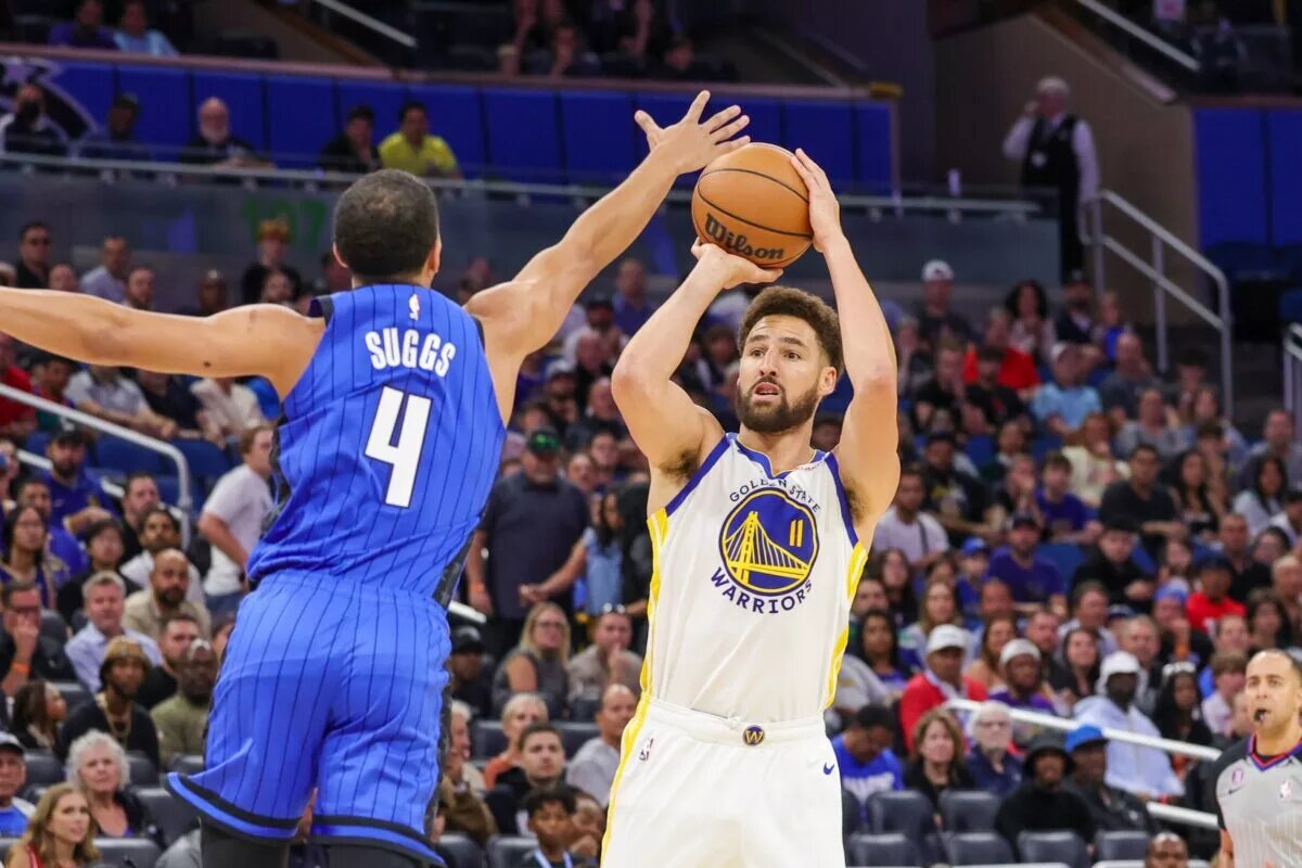 Golden State Warriors champion Klay Thompson shoots over Orlando Magic defense