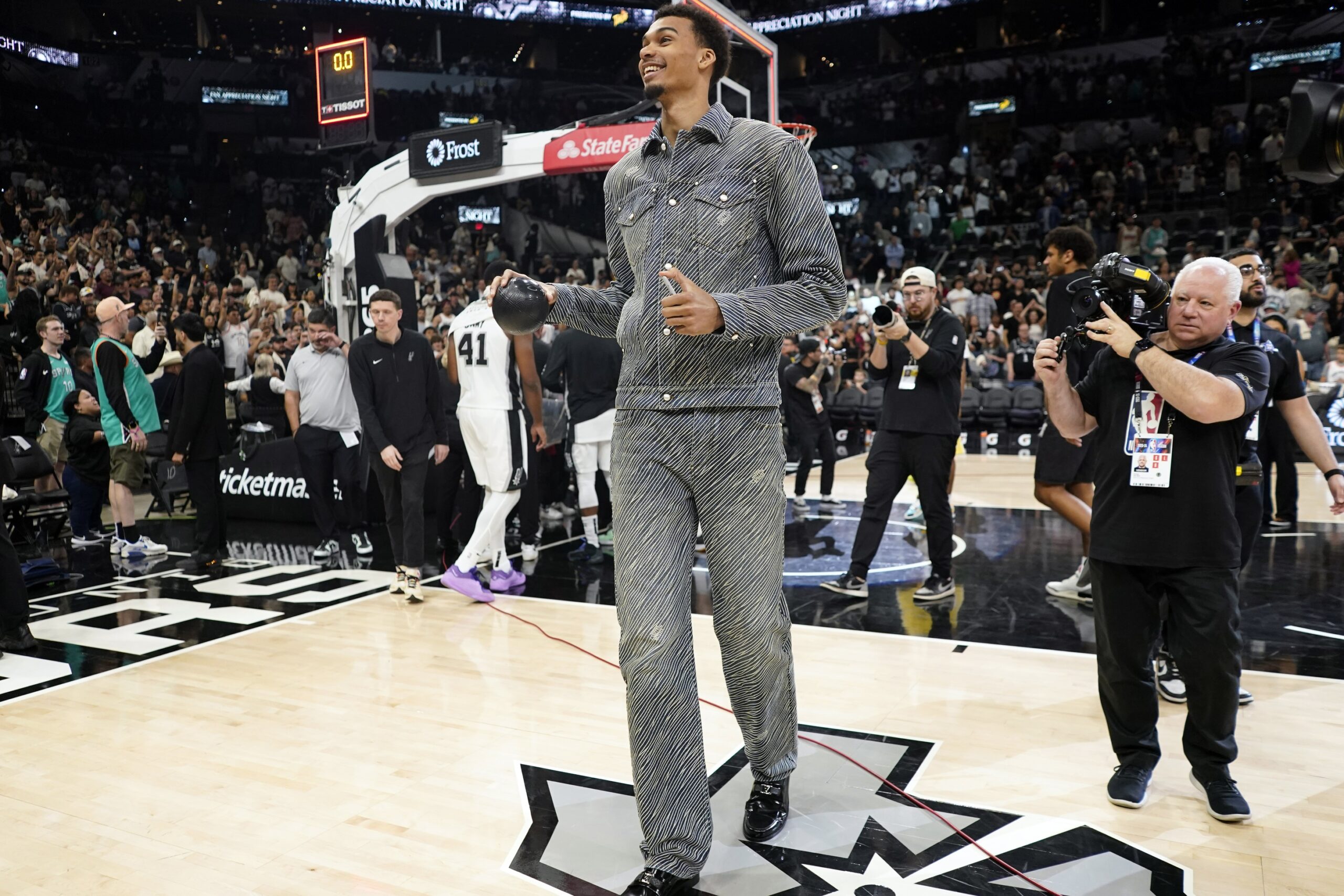 Spurs ‘Extraterrestrial’ Reacts to Winning Rookie of the Year