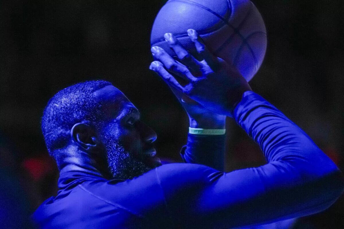 Los Angeles Lakers star warms up ahead of game against Atlanta Hawks