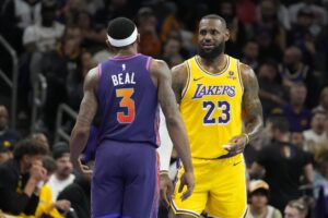 LeBron James (Los Angeles Lakers) and Bradley Beal (Phoenix Suns) speak on the court
