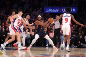 Detroit Pistons players surround New York Knicks forward