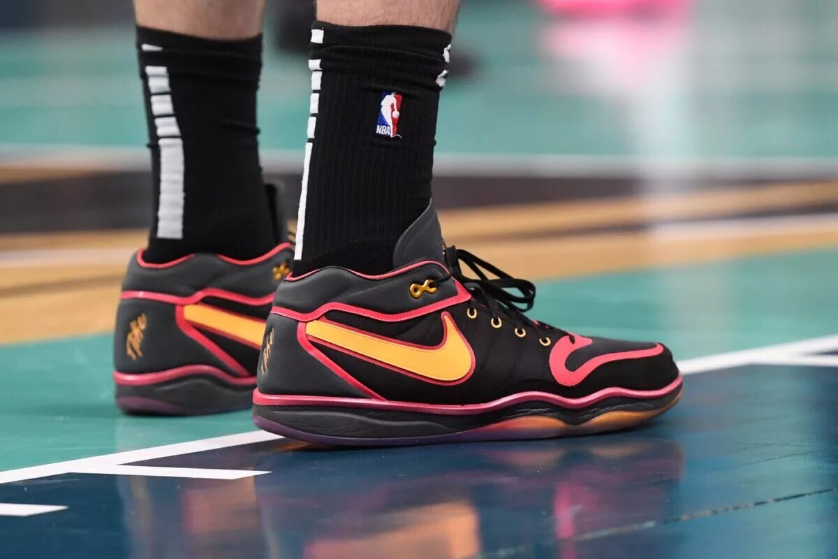 Kevin Love has agreed to return to the Heat.
