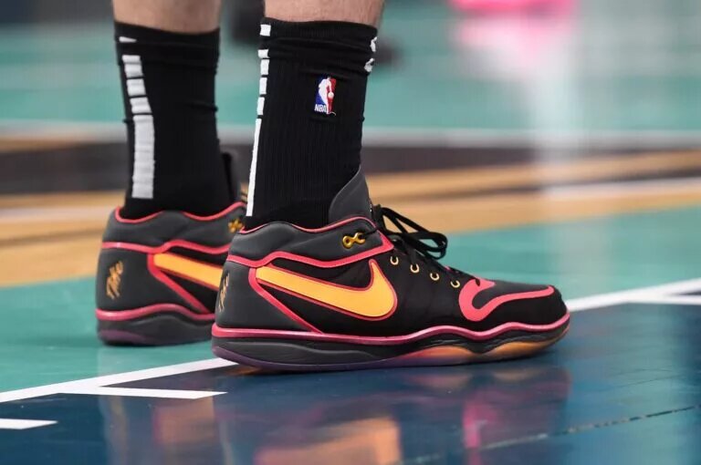 Kevin Love has agreed to return to the Heat.