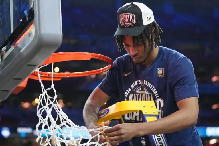 San Antonio Spurs interested in UConn point guard Stephon Castle