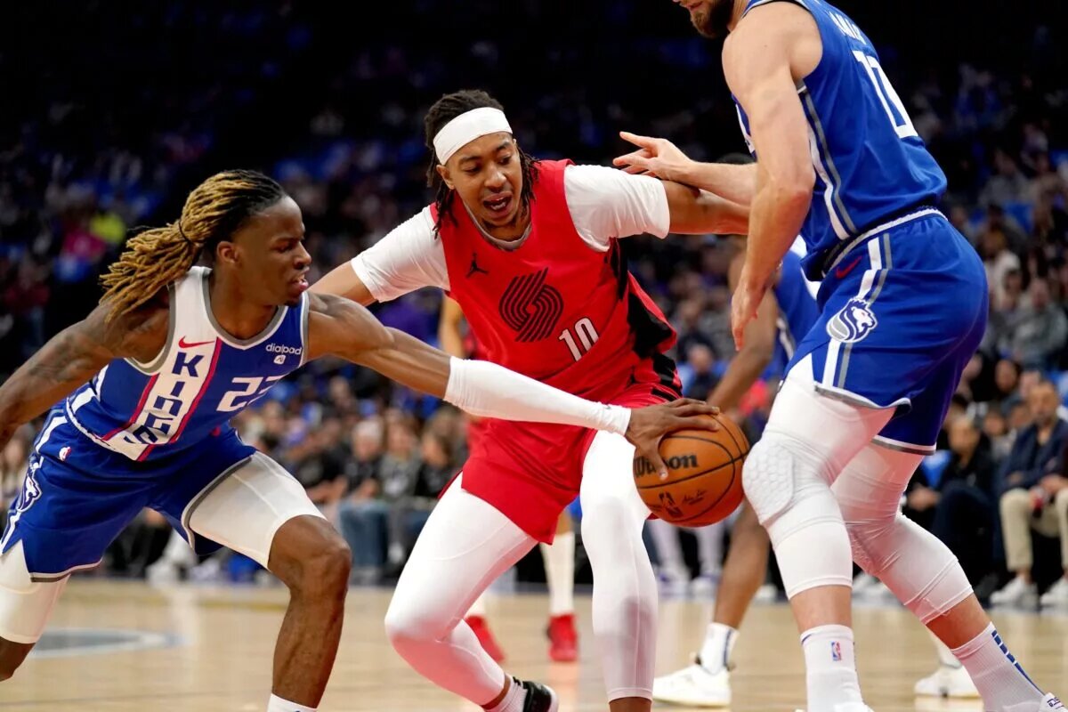 Sacramento Kings guard Keon Ellis (23) knocks the ball away from Portland Trail Blazers center