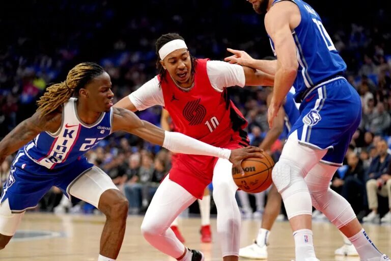 Sacramento Kings guard Keon Ellis (23) knocks the ball away from Portland Trail Blazers center