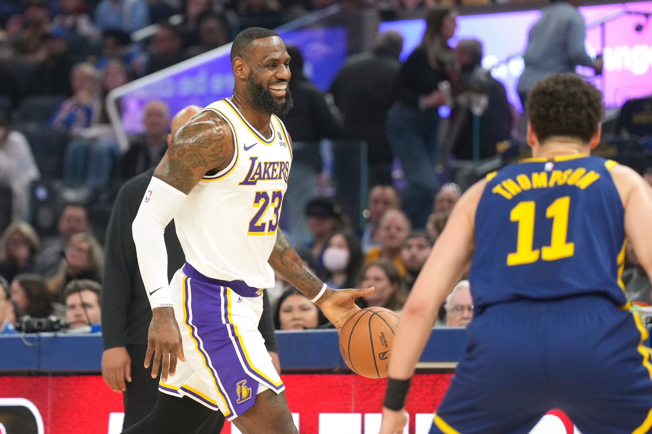 Los Angeles Lakers forward LeBron James guarded by Klay Thompson
