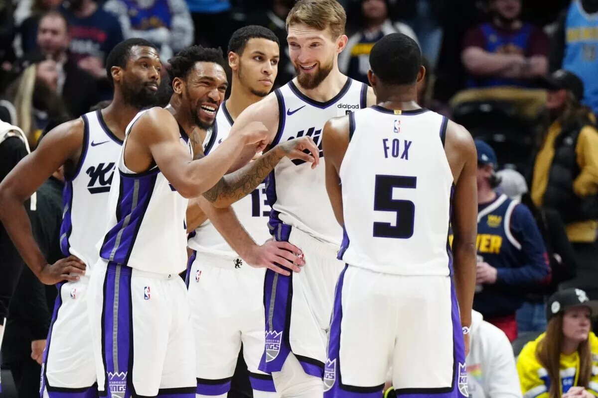 Sacramento Kings players huddle up, including Keegan Murray