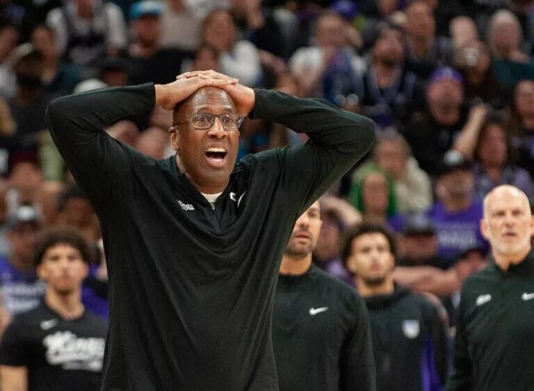Sacramento Kings head coach Mike Brown