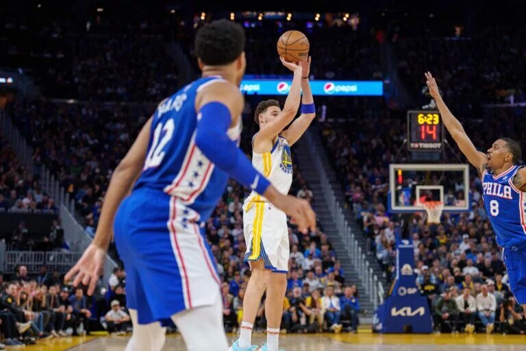 The Warriors signed another guard after losing Klay Thompson.