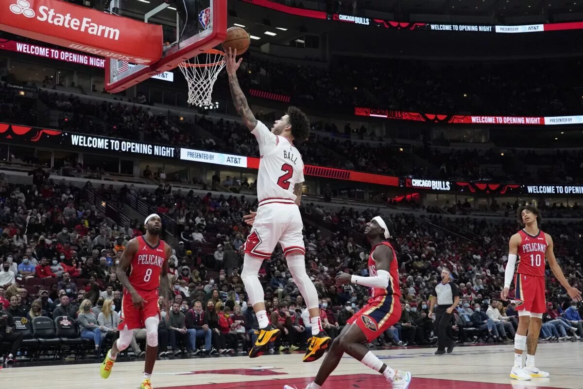 Chicago Bulls point guard Lonzo Ball scores against New Orleans Pelicans