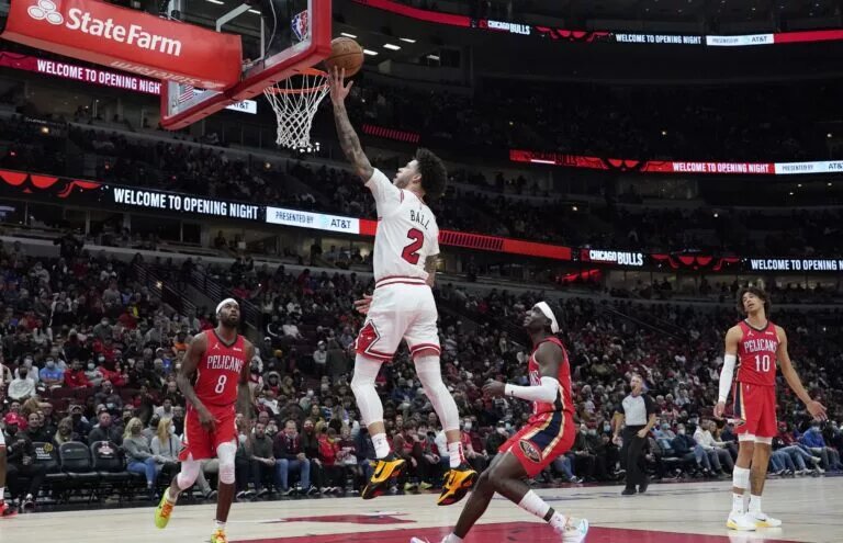 Chicago Bulls point guard Lonzo Ball scores against New Orleans Pelicans