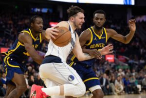 Golden State Warriors forwards Jonathan Kuminga (00) and Andrew Wiggins (22)