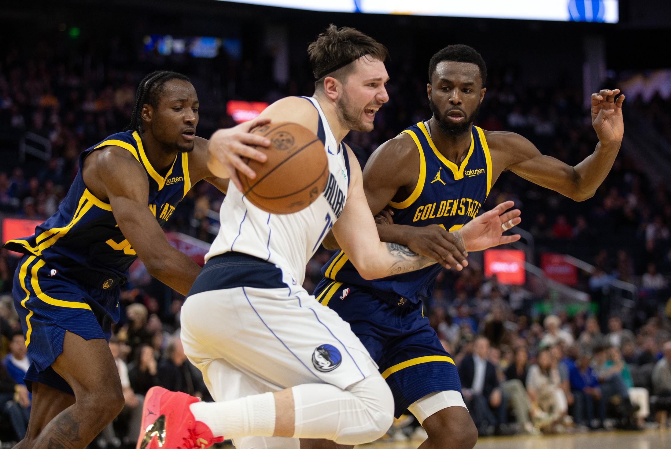 Golden State Warriors forwards Jonathan Kuminga (00) and Andrew Wiggins (22)