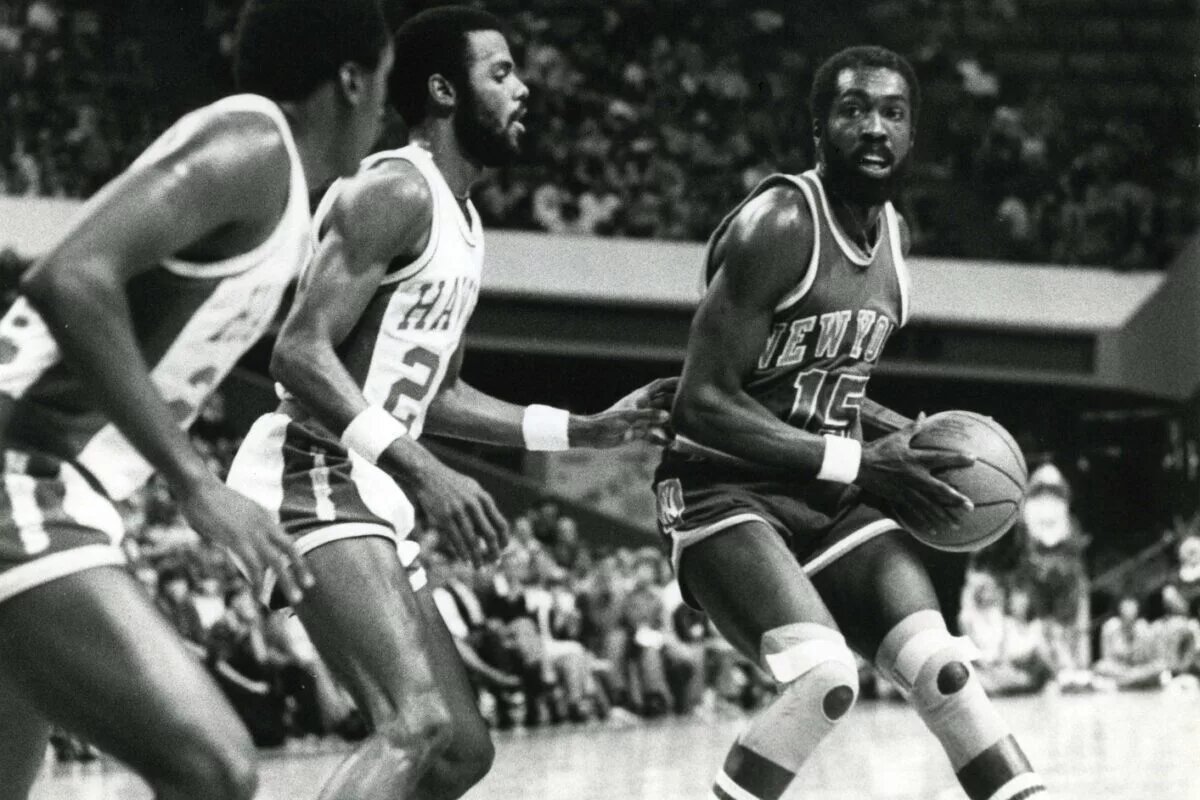New York Knicks guard Earl Monroe (15) in action