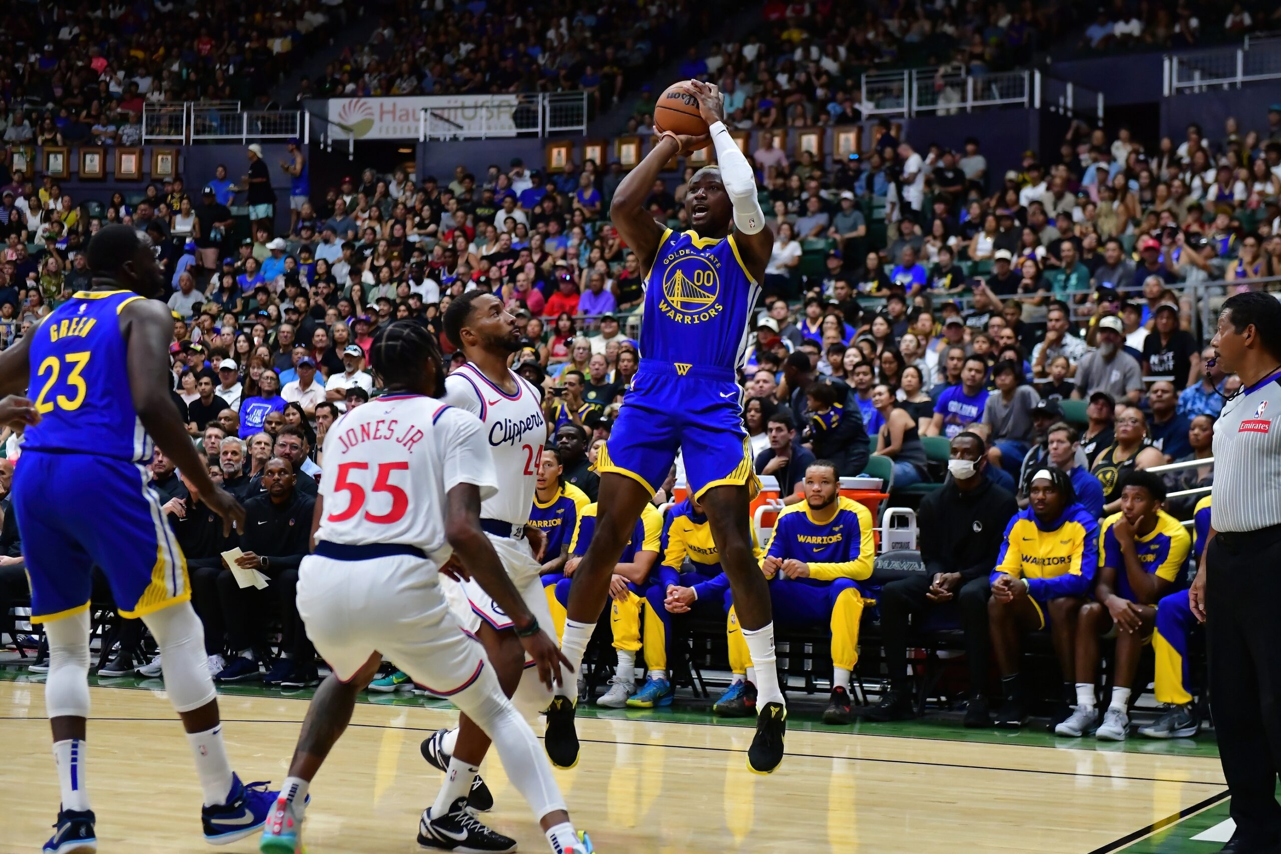 Golden State Warriors forward Jonathan Kuminga (00) shoots the ball