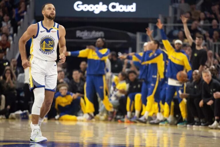 Golden State Warriors guard Stephen Curry (30) backpedals on defense