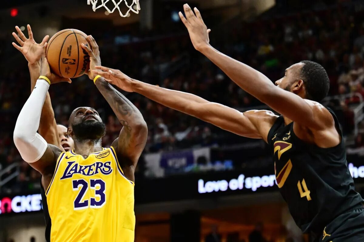 Los Angeles Lakers forward LeBron James (23) drives to the basket against the Cleveland Cavaliers