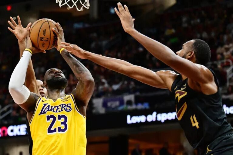 Los Angeles Lakers forward LeBron James (23) drives to the basket against the Cleveland Cavaliers