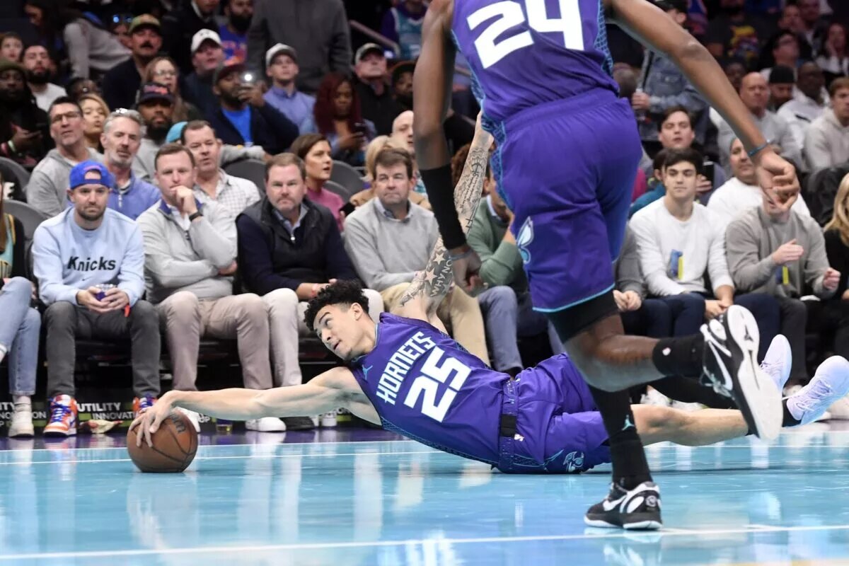 Charlotte Hornets guard KJ Simpson (25) goes after loose ball