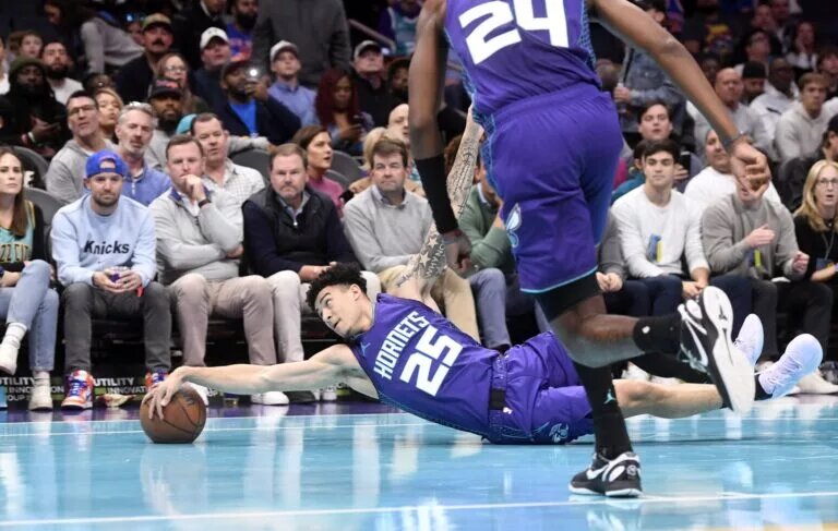 Charlotte Hornets guard KJ Simpson (25) goes after loose ball