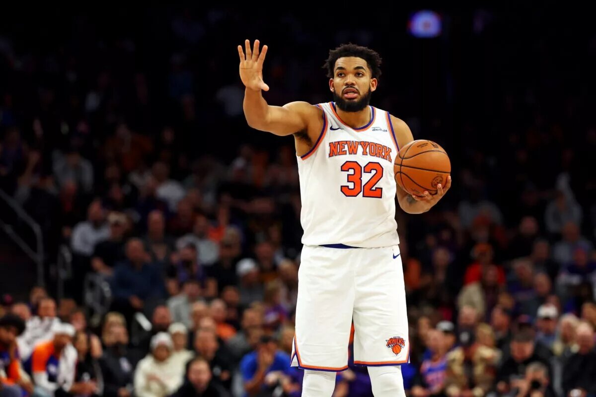 Nov 20, 2024; Phoenix, Arizona, USA; New York Knicks center Karl-Anthony Towns (32) handles the ball during the fourth quarter against the Phoenix Suns at Footprint Center. Mandatory Credit: Mark J. Rebilas-Imagn Images