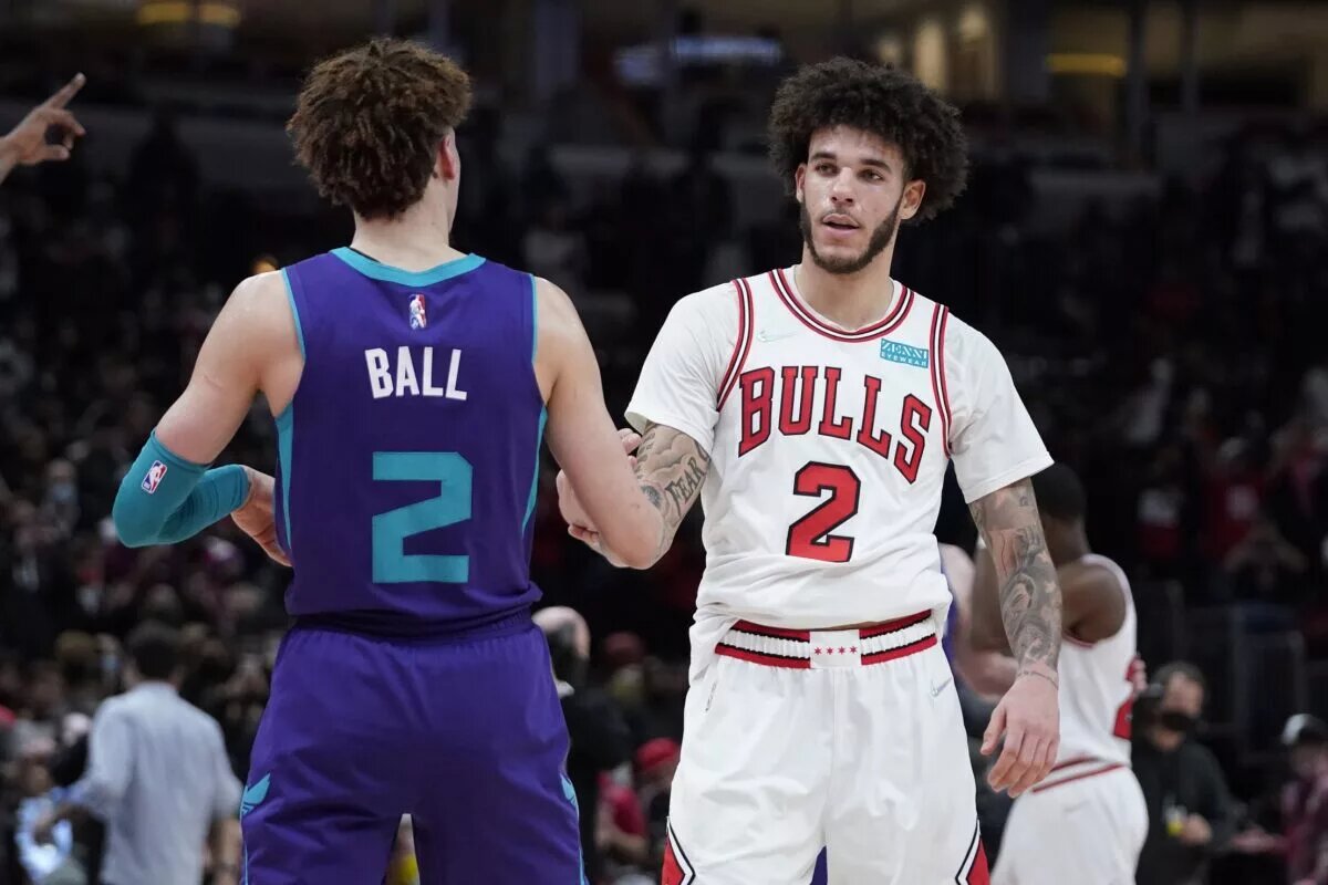 Charlotte Hornets guard LaMelo Ball (2) and Chicago Bulls guard Lonzo Ball (2) hug