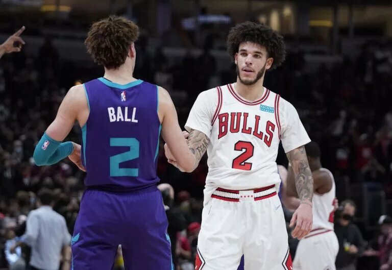 Charlotte Hornets guard LaMelo Ball (2) and Chicago Bulls guard Lonzo Ball (2) hug