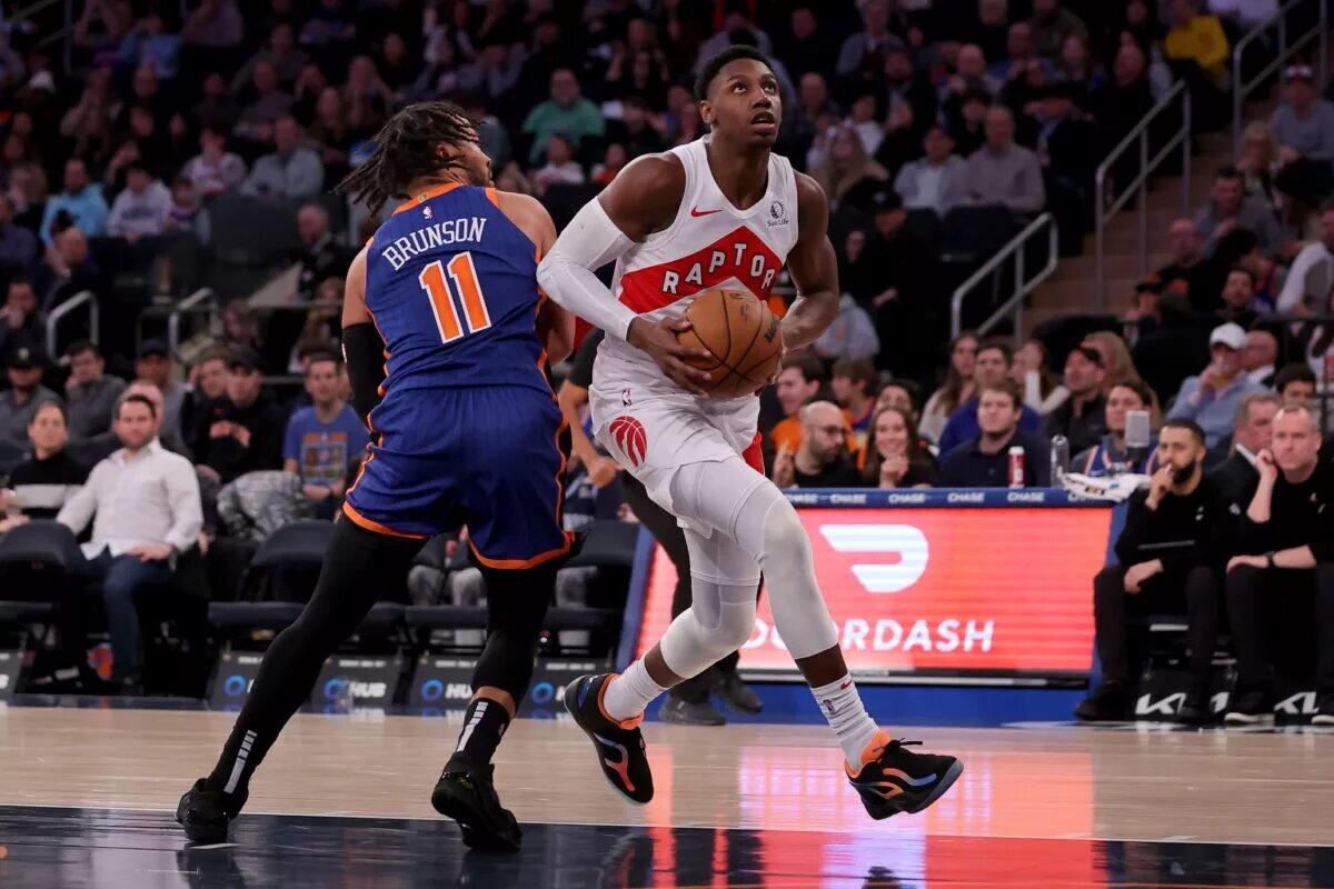 Toronto Raptors guard RJ Barrett (9) drives to the basket against New York Knicks guard Jalen Brunson (11)
