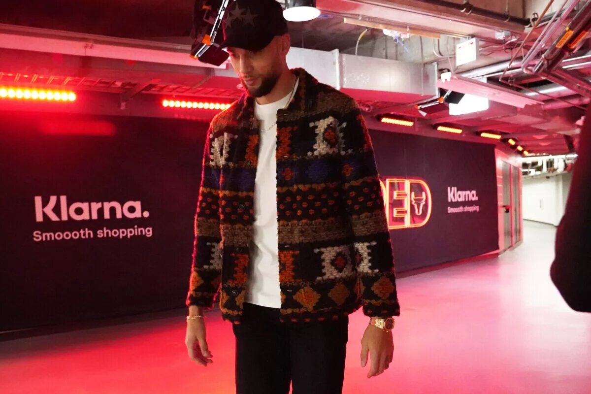 Chicago Bulls guard Zach LaVine walks into the United Center before the game against the Denver Nuggets
