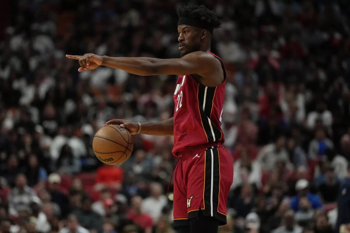 Miami Heat forward Jimmy Butler (22) directs his team during the game against the Memphis Grizzlies